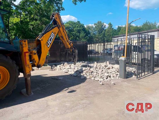 Демонтаж бетонного основания гидромолотом.