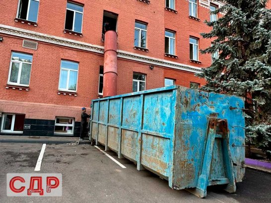 Выгрузка строительного мусора через специальный рукав.