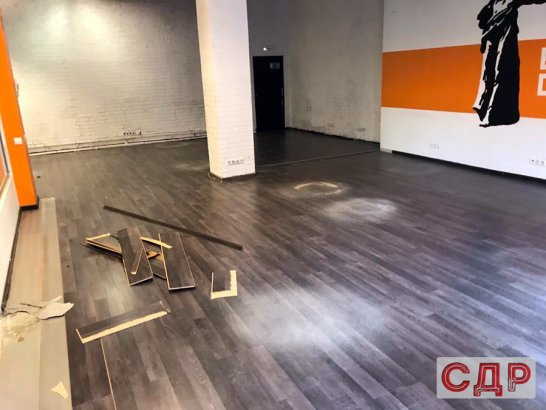 Демонтаж пола из ламината.