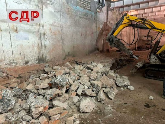Демонтаж бетонной стяжки толщиной 60 см - фото СДР.
