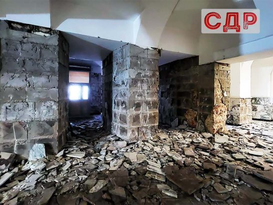 Удаление плитки со стен и колонн.