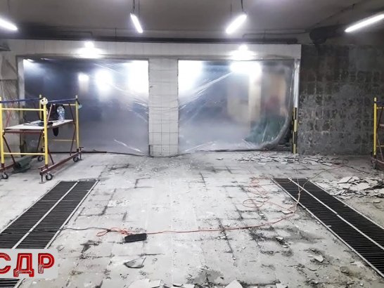 Завершение демонтажных работ: зачистка пола, стен и потолка.