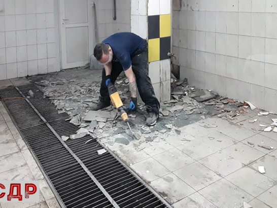 Демонтаж керамической напольной плитки.