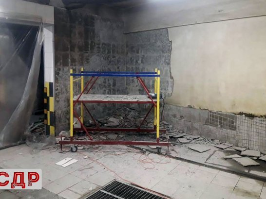 Демонтаж керамической плитки со стен автомойки.