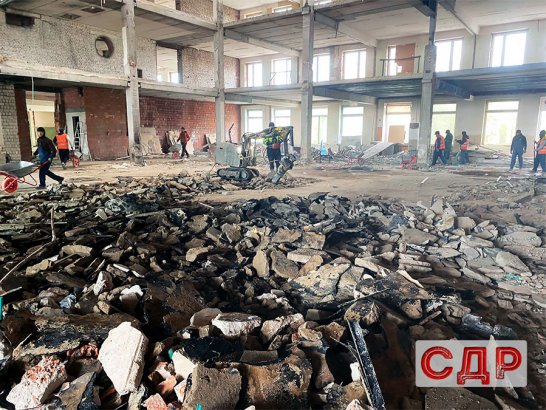 Демонтаж бетонного пола в атриуме.