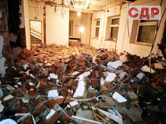 Демонтаж стен и перегородок внутри здания.