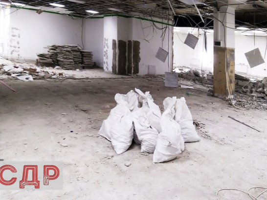 Удаление плитки и стяжки с пола, затарка в мешки.