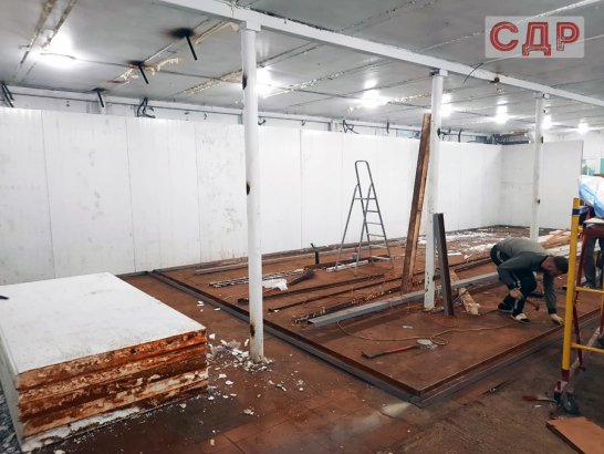Монтаж каркаса для установки сэндвич-панелей.