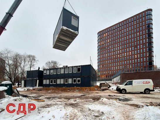 Установка модуля подъемным краном.