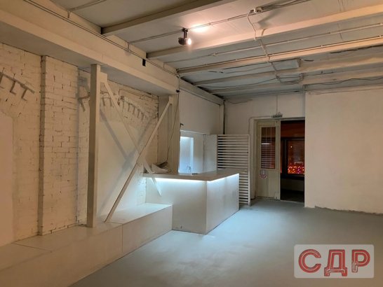 Участок отремонтированного офиса с покрашенной кирпичной стеной.