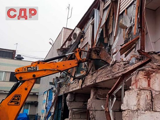 Снос здания в Москве с помощью строительной техники.