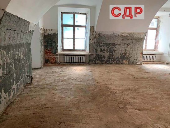 Результат демонтажа пола и штукатурки со стен.