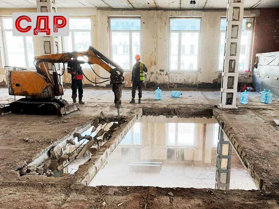 Строительный демонтаж при помощи гидравлического робота Brokk.